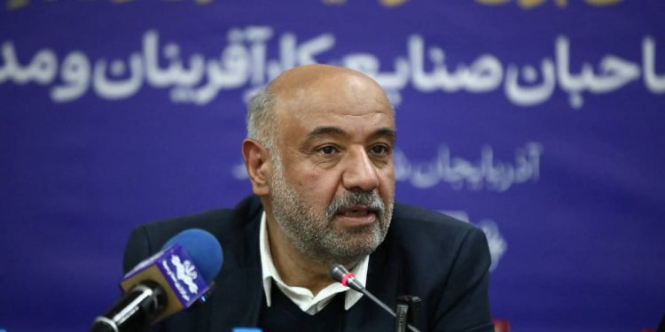 Englishجمعه ۲۹ فروردین ۱۴۰۴ وزیر تعاون، کار و رفاه اجتماعی در مرند: فرایند دریافت تسهیلات اشتغالزایی مشاغل خانگی تسهیل می شود/ با اجرای وعده ها گام‌ مؤثری برای بهبود شرایط اقتصادی و اجتماعی برمی داریم موضوعات :وزارتخانه هاتعاون،کار ورفاه اجتماعیانتخاب سردبیرجمعه ۲۹ فروردین ۱۴۰۴ – ۱۳:۲۹  وزیر تعاون، کار و رفاه اجتماعی با اشاره به لزوم حمایت از کسب‌وکارهای خرد و خانگی گفت: مصمم هستیم فرآیند دریافت تسهیلات اشتغالزایی برای مشاغل خانگی را تسهیل کنیم.  به گزارش پایگاه اطلاع‌رسانی دولت، ” احمد میدری” در همایش “سرمایه‌گذاری برای تولید و ایران ماهر” که با حضور فعالان اقتصادی، نمایندگان مجلس و مسئولان محلی برگزار شد، بر اهمیت حضور میدانی در استان‌ها و ارتباط مستقیم با صاحبان کسب‌ وکار تأکید کرد.  وی با اشاره به تأکید مقام معظم رهبری بر لزوم شناخت مسائل از نزدیک، گفت: هر بار که به مناطق مختلف سفر می‌کنم، نکات ارزشمندی را یاد می‌گیرم که در تصمیم‌گیری‌های ملی مؤثر است.  انتقاد از وضعیت کارخانه “عالم‌آرا”  میدری با اشاره به بازدید از کارخانه عالم آرا توقف تولید در این کارخانه و سایر کارخانجات اظهارکرد: جای تأسف دارد که چنین سرمایه‌هایی به حال خود رها شده‌اند.باید سرمایه گذاری در این کارخانه ها از سر گرفته شود.  وزیر تعاون، کار و رفاه اجتماعی راهکارهایی برای تعیین تکلیف سریع این کارخانه ، از جمله واگذاری آن به بخش خصوصی با اجاره بلندمدت ۱۵ ساله پیشنهاد کرد.  تحول در حوزه دریافت تسهیلات مشاغل خانگی  میدری با اشاره به لزوم حمایت از کسب‌وکارهای خرد و خانگی گفت: مشاغل خانگی چون مانند پروژه ها و طرح های بزرگ، دهان پر کن نیستند و فرصتی برای عکس یادگاری و نمایش در افتتاح ندارند بنابراین مظلوم هستند . اما ما مصمم هستیم فرآیند دریافت تسهیلات اشتغالزایی برای این مشاغل را تسهیل کنیم. وی افزود: با تغییر فرآیندها، متقاضیان دیگر نیاز به مراجعه مستقیم به بانک ندارند و پرونده‌ها از طریق نهادهایی چون کمیته امداد، بسیج و بهزیستی پیگیری خواهد شد.  برنامه ریزی برای صنعت مبل و فرش مرند  میدری از پیشنهاد راه‌اندازی نمایشگاه‌های دائمی در مناطق مرزی مانند خرمشهر برای صادرات صنایع دستی و مبل خبر داد و گفت:  به عنوان مثال بیش از ۶۰۰ هزار نفر از بصره سالانه به خرمشهر سفر می‌کنند و می‌توان این ظرفیت را برای رونق صادرات استفاده کرد.  پیشنهادی برای حل مشکل بیمه قالیبافان و صنایع دستی  وزیر کار درباره درخواست بیمه تامین اجتماعی فعالان حوزه صنایع دستی نیز گفت: معتقدم باید نگاهمان به تامین اجتماعی را تغییر دهیم. برخلاف تصور عمومی، سازمان تأمین اجتماعی پولی از دولت دریافت نمی‌کند. اما بیمه روستاییان و عشایر که شامل قالیبافان نیز می‌شود، بیشترین یارانه را دریافت می‌کند. دولت دو سوم حق بیمه را پرداخت می‌کند و افراد تنها یک سوم آن را می‌پردازند و قالیبافان می توانند عضو صندوق  بیمه اجتماعی کشاورزان، روستاییان و عشایر شوند در حالی که اگر بخواهیم کسی را خارج از ضابطه عضو تامین اجتماعی کنیم باید از جیب کارگر برداریم  بررسی تخصیص پساب صنعتی و محیط‌زیست  میدری در پاسخ به درخواست استفاده از پساب صنعتی برای مصارف کشاورزی و صنعتی گفت: تجربه یزد نشان داد که بخش خصوصی می‌تواند این پروژه‌ها را با سرعت پیش ببرد. در آنجا یک پروژه در این زمینه سالها قبل تصویب شده بود اما اجرا نمی شد. در انتها بخش خصوصی پیشنهاد داد که در قبال دریافت آب به دست آمده طرح را  اجرا کند و فوری آن را اجرا کرد. بنابراین ما آمادگی داریم حتی رایگان این آب را در اختیار بخش خصوصی قرار دهیم، به شرط آنکه منابع کافی برای تصفیه و بهره‌برداری فراهم شود.  تعهد به پیگیری  وی ضمن تاکید بر پیگیری مسائل مطرح‌شده در این همایش، گفت: اگر مسئولی وعده‌ای می‌دهد و به آن عمل نمی‌کند، باید کنار برود. ما متعهد هستیم که وعده‌هایمان را اجرایی کنیم و با پیگیری مستمر، گام‌های مؤثری برای بهبود شرایط اقتصادی و اجتماعی برداریم.  انتهای پی