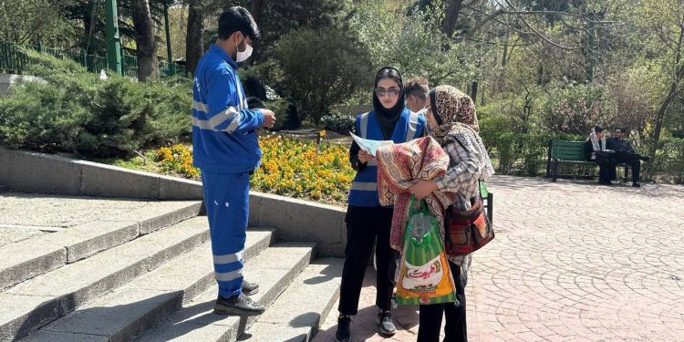 در طرح استقبال از بهار انجام شد؛ آموزش مدیریت پسماند و توزیع نهال در منطقه یک